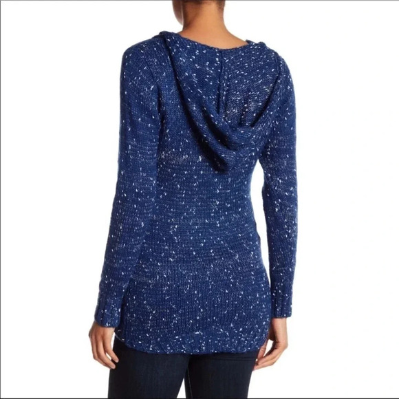 NWT Papillon Blue Kangaroo Pocket Hooded Pom Pom Sweater Size Medium - Picture 2 of 8